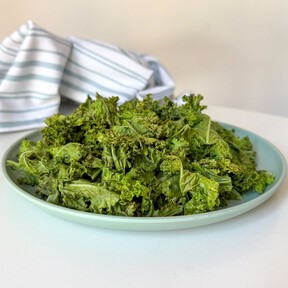 Chips de kale caseros, al horno: receta fácil de un snack tan crujiente como saludable