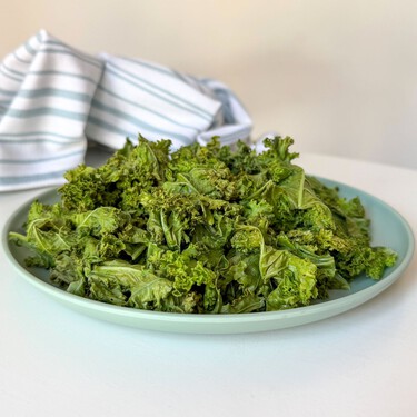 Chips de kale caseros, al horno: receta fácil de un snack tan crujiente como saludable