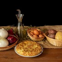 En 1599 alguien anotó cómo se hacían las tortillas en España. Y zanja de una vez el debate entre "con y sincebollistas"