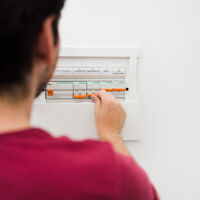 El misterio del cuadro eléctrico "arriba": qué pasa en algunas casas para que la luz se vaya y los plomos no salten