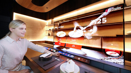 LG mostrará en el CES 2021 nuevos posibles usos para las teles OLED transparentes: en restaurantes, el metro y hasta en la cama