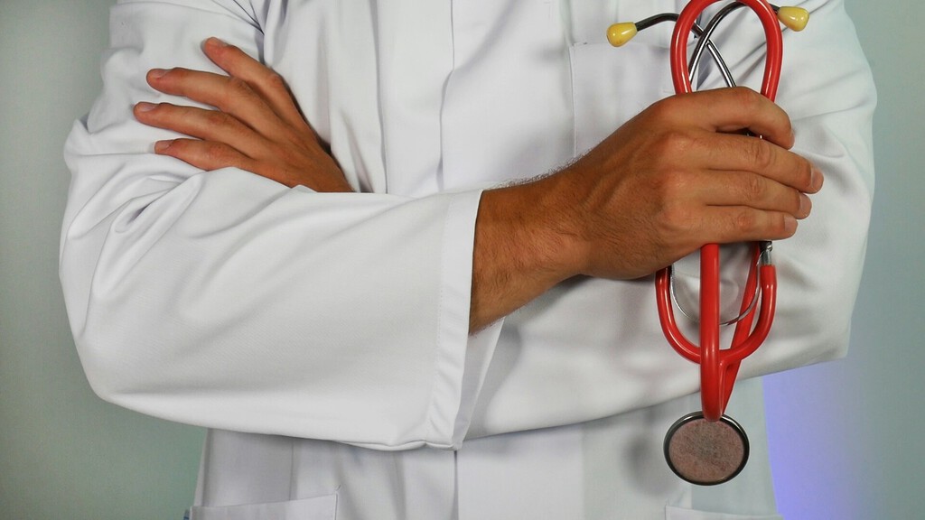 Alojamiento gratis para atraer a los médicos hacia Madrid: así funciona esta medida a la desesperada de este municipio 