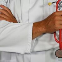 Muchos médicos no quieren trabajar en sitios donde la vivienda es cara y eso es un problemón. Un pueblo de Madrid tiene la solución