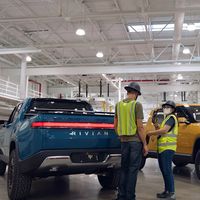 La Rivian R1T quiere pegar antes (y más fuerte) que la Tesla Cybertruck, y este vídeo muestra cómo se prepara para producción