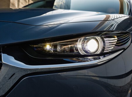 Mazda CX-50 se deja ver tímidamente en un nuevo teaser a días de su lanzamiento oficial
