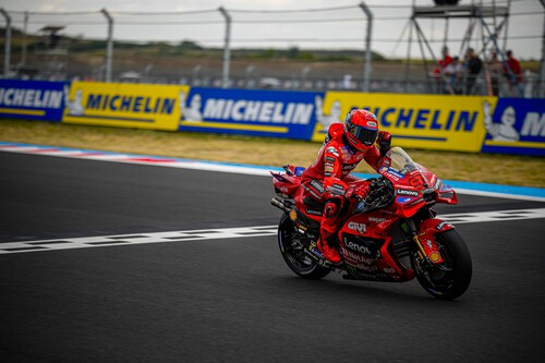 Marc Márquez clava su bandera en Balaton Park para salvar de la hecatombe a Ducati en Hungría 