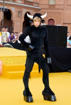 Sacha Baron Cohen aterriza en Madrid vestido de toro