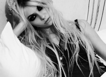 Taylor Momsen le da a la balada tierna en su nuevo vídeo, ¡qué cambio chica!