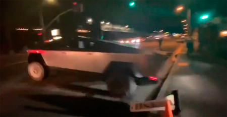 Elon Musk 'estrena' la inmensa pick-up Tesla Cybertruck llevándose un poste de señalización por delante