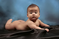 Conviene dejar al bebé en el suelo, pero ¿en qué postura?