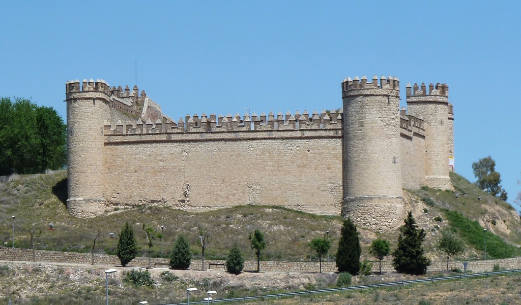 España lleva años preguntándose qué diablos hacer con el "castillo de los tricornios". El turismo ha salido en su ayuda