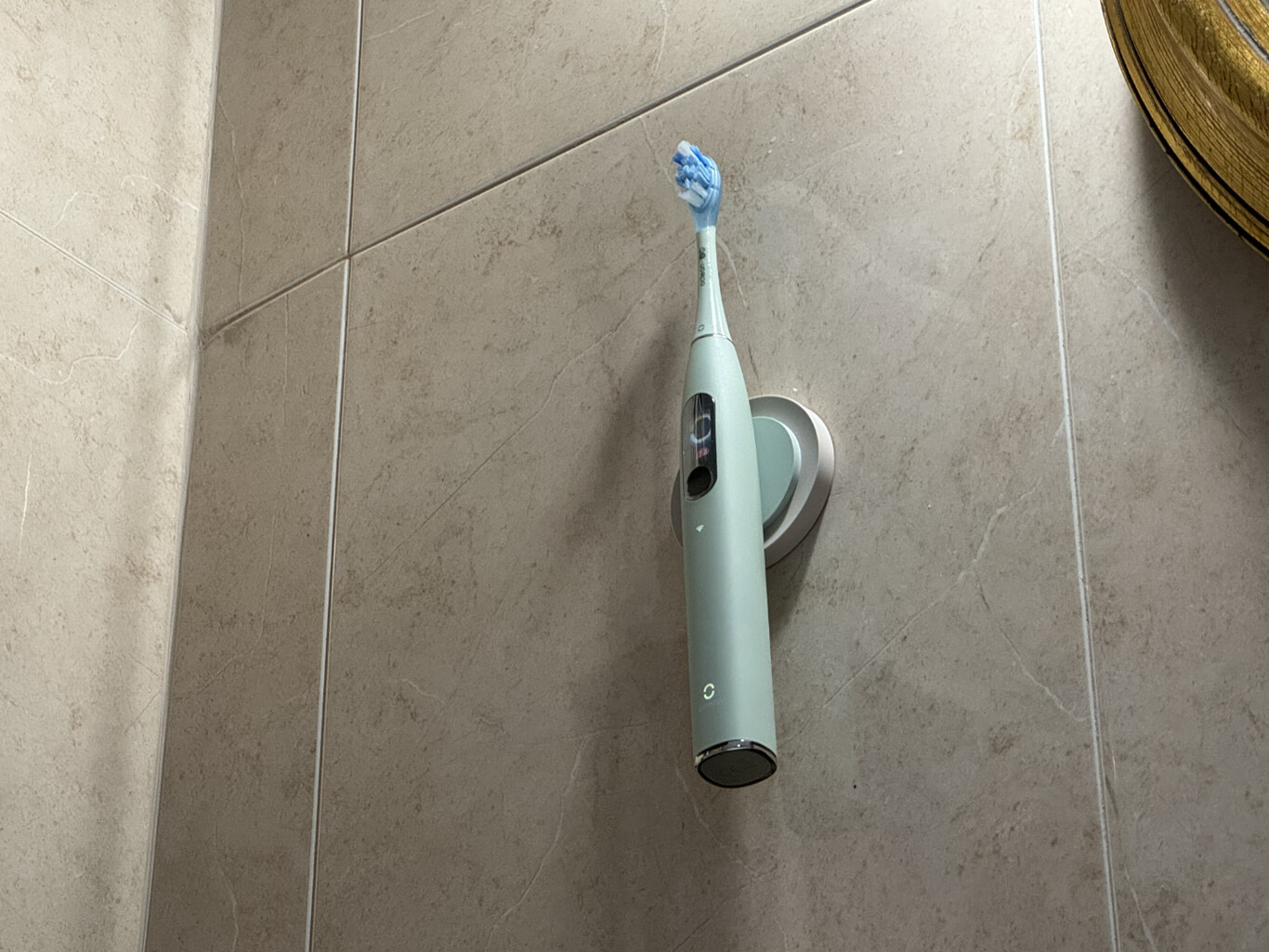 Así queda el cepillo de dientes cuando usamos la base de pared magnética | Imagen: Xataka