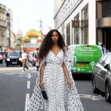 Zara arrasa con su mono de lunares más vendido en la versión más elegante y favorecedora del verano 