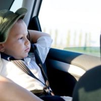 Recuerda: a partir del 1 de octubre, los niños siempre en el asiento trasero