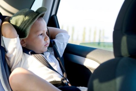 Recuerda: a partir del 1 de octubre, los niños siempre en el asiento trasero
