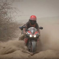 Este hombre casi murió dando la vuelta al mundo con una Yamaha R1 en 19 días: 30.000 km de viaje épico sobre una deportiva 