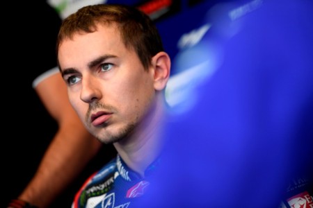 Jorge Lorenzo sufre un esguince de tobillo tras caerse en los libres de Sachsenring