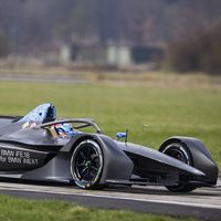 BMW iFE.18 es el primer coche de carreras 100% eléctrico de BMW y ya está listo para la Fórmula E 2019