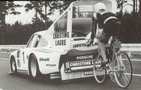 Un Porsche 935 y una bicicleta: juntos a más de 160 km/h