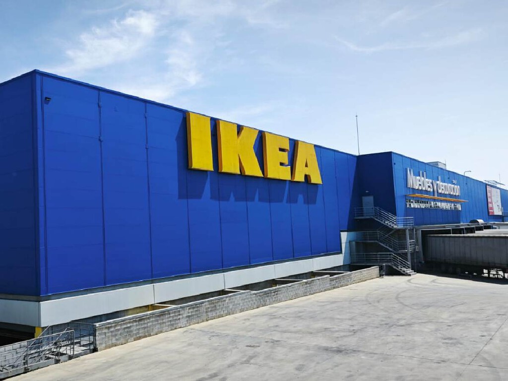 Ikea tiene rebajado en su outlet este expositor de libros o revistero, fácil de montar y que es perfecto para la habitación 