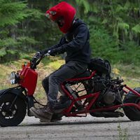 180 CV encerrados en un scooter de 50 cc: es brutal ver derrapar a este trasto con motor de Honda CBR1000RR