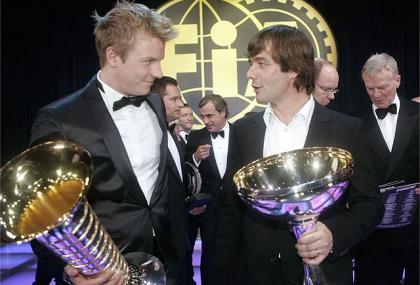 Kimi Raikkonen recibe su trofeo de Campeón del Mundo