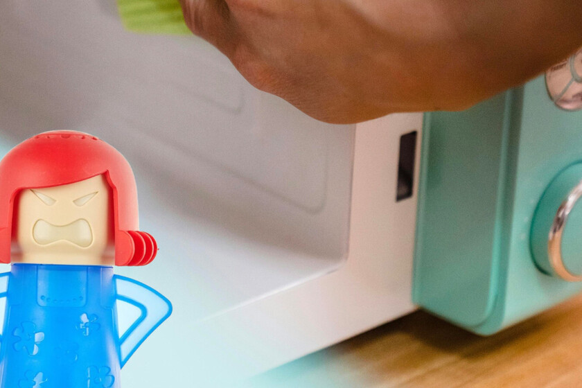 muñeca InnovaGoods para limpiar microondas