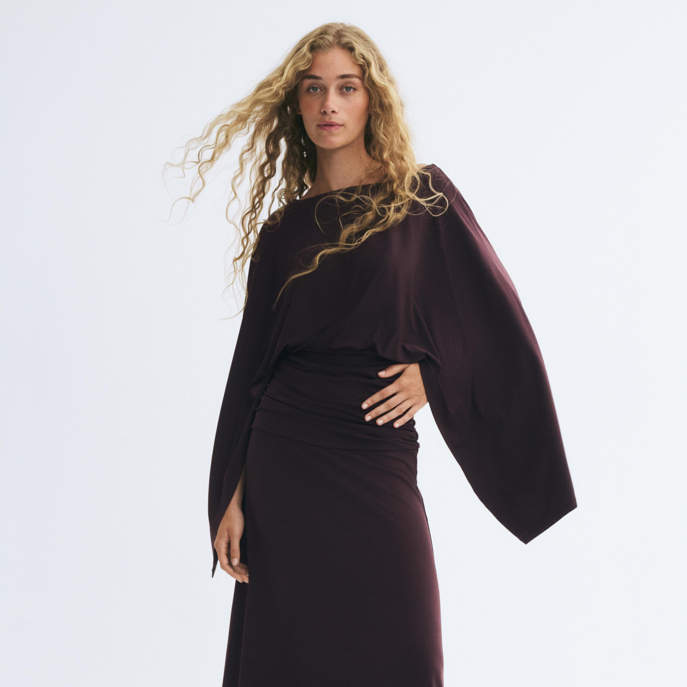 Vestido drapeado con mangas murciélago