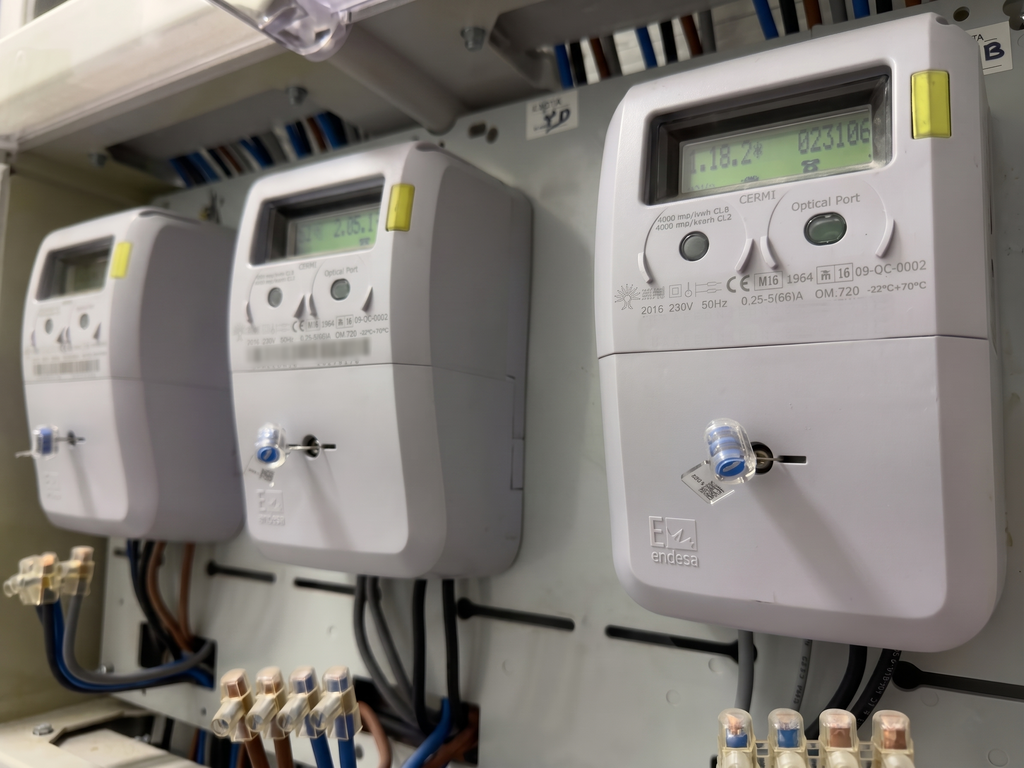 Qué significan los colores del LED de tu contador de la luz y los distintos números. Son importantísimos para evitar sustos