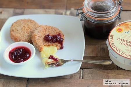 Medallones de camembert horneados con mermelada de grosellas. Receta de aperitivo