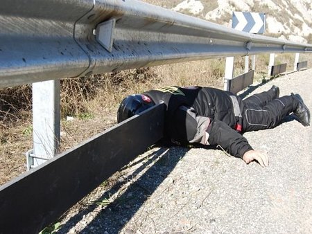 Cómo empeorar la situación de un guardarraíl; el culebrón continúa