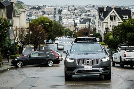 ¿Está actuando correctamente Uber al no detener sus taxis autónomos en San Francisco?