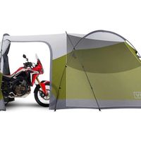 Mototurismo de aventura puro: Una tienda de campaña XXL con espacio para tres personas y una moto 