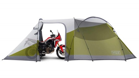 Mototurismo de aventura puro: Una tienda de campaña XXL con espacio para tres personas y una moto
