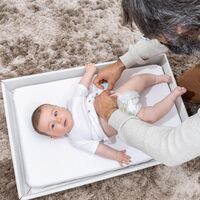 Bebés que duermen en una caja de cartón: así es Suvituuli, la caja-cuna de inspiración finlandesa creada por una pareja española