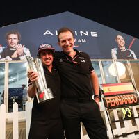Alpine cree que Fernando Alonso se va por dinero: "Va a estar tres años en Aston Martin pasando el rato" 