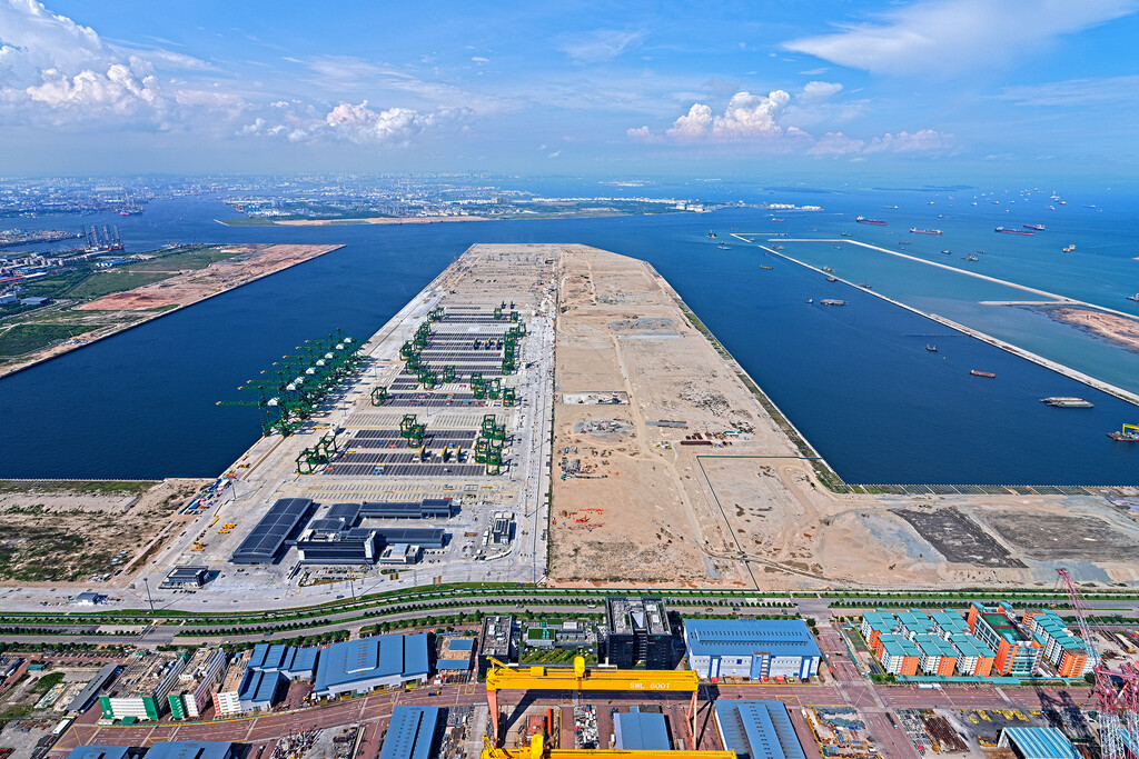 Singapur lleva años construyendo el puerto automatizado más grande y avanzado del mundo: es su baza para superar a Shanghái