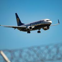 El repliegue de Ryanair en España se ha saldado con un escenario antaño inimaginable: Vueling y WizzAir le comen terreno