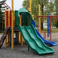 Una madre advierte sobre el riesgo de accidente al deslizarse de un tobogán con niños sentados sobre nuestras piernas 