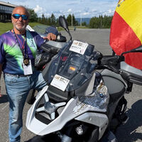 Un español de 81 años está a punto de ganar un mundial de motos. Es el Marc Márquez del Mototurismo con su BMW GS
