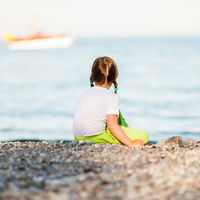 Salvan de morir ahogada en el mar a una niña mientras sus padres dormían: precauciones a tomar en la playa con niños