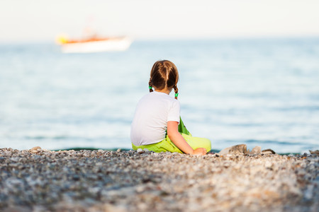 Salvan de morir ahogada en el mar a una niña mientras sus padres dormían: precauciones a tomar en la playa con niños