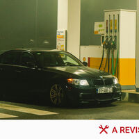 Echar gasolina a la alemana: el truco para ahorrar en combustible que usan en Francia y que no sirve para nada