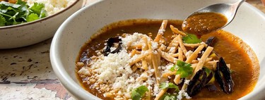 Para que la sopa de tortilla sepa mejor, tatema los ingredientes en vez de hervirlos