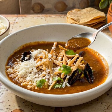 Sopa de tortilla en 30 minutos: el truco de tatemar los ingredientes y usar tortillas viejas
 