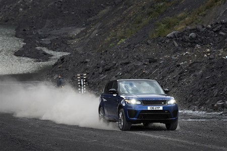 ¿Cómo acelera un Range Rover Sport SVR en arena o nieve? Ya hay tiempos oficiales sobre varias superficies