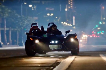 Esto es lo que pasa cuando subes a Tanner Foust en un Polaris Slingshot con más de 400 caballos