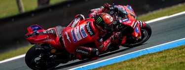 Pecco Bagnaia es inalcanzable, Marc Márquez vuelve a liarla por chupar rueda y el 'wild card' de Aprilia humilla a Honda