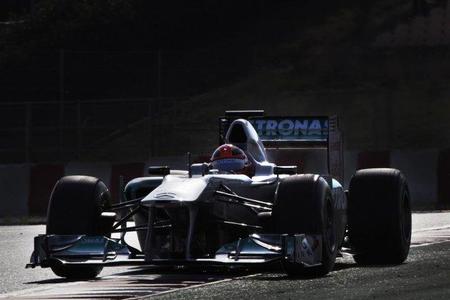 Un renovado Mercedes GP W02 salta a la pista hoy