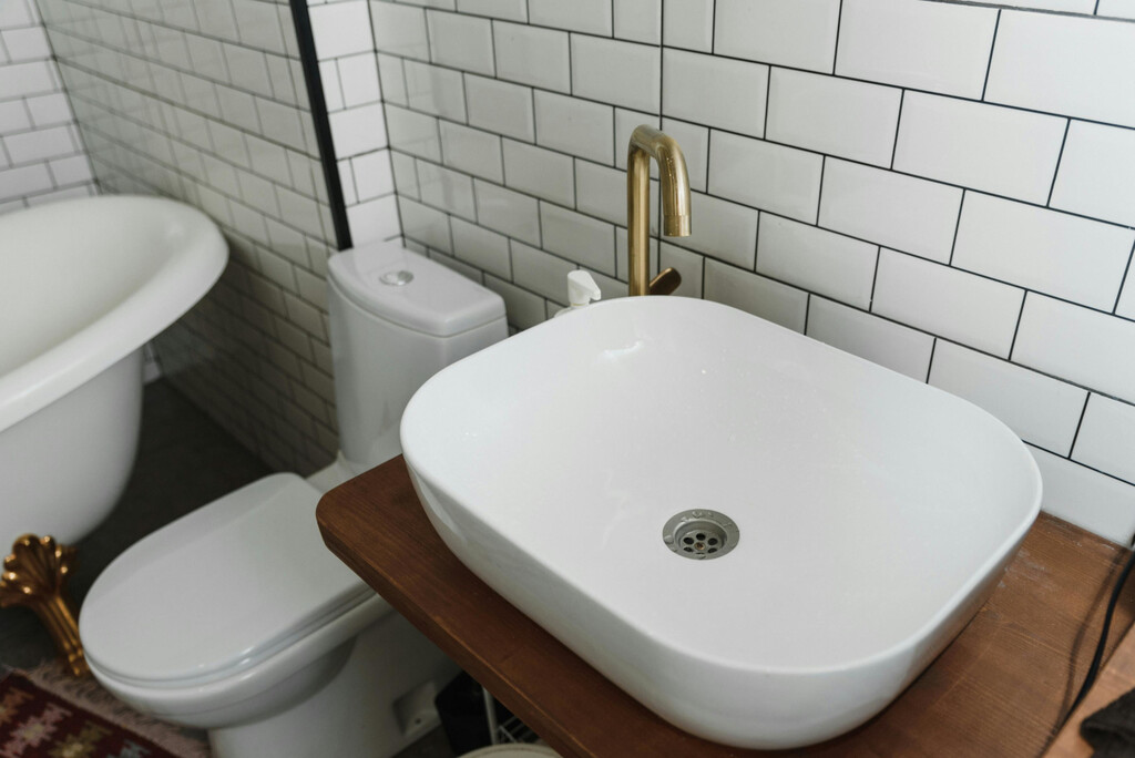 Ni bicarbonato de sodio ni vinagre, cómo desatascar las tuberías del baño con solo un ingrediente de cocina